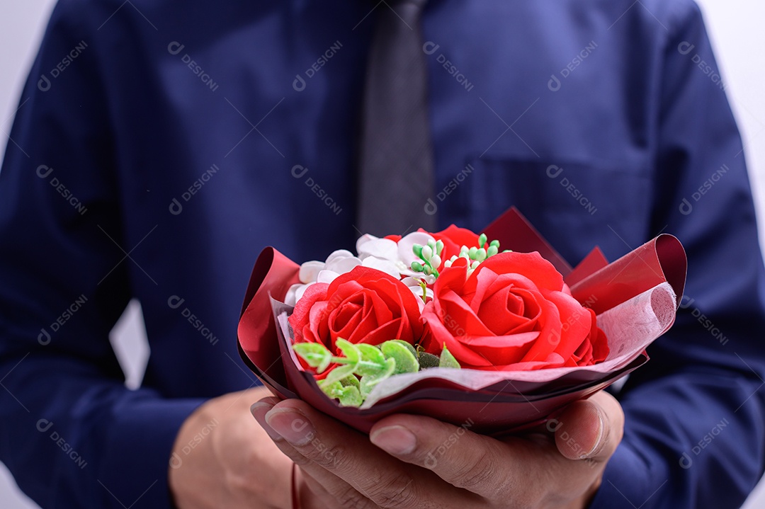 Homem segurando um buquê de rosas no dia dos namorados