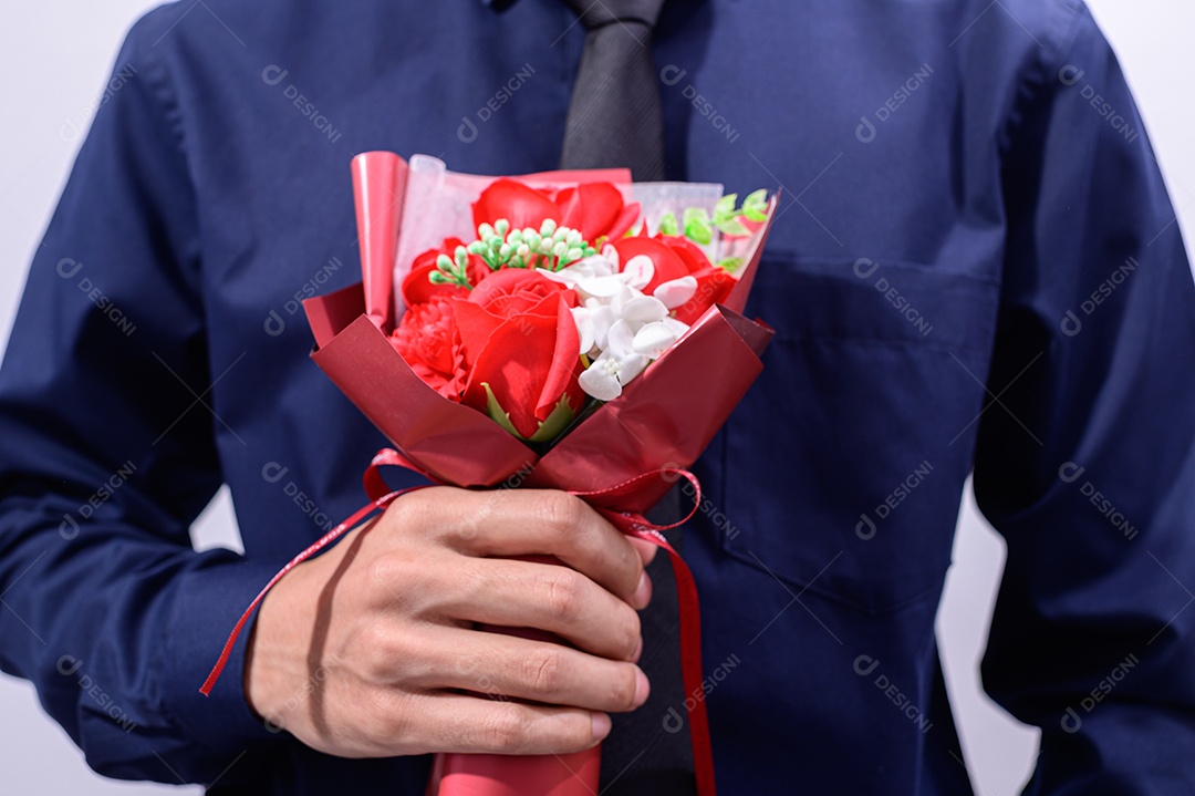Homem segurando um buquê de rosas no dia dos namorados