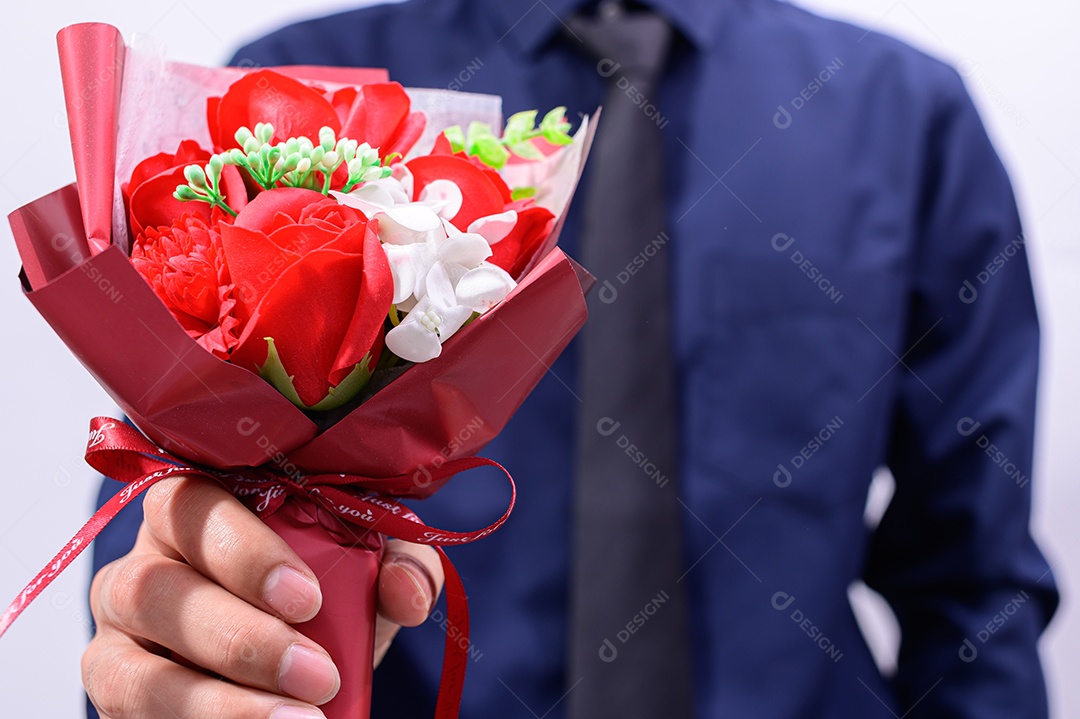 Homem segurando um buquê de rosas no dia dos namorados