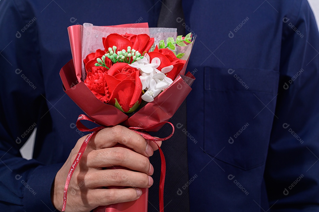 Homem segurando um buquê de rosas no dia dos namorados