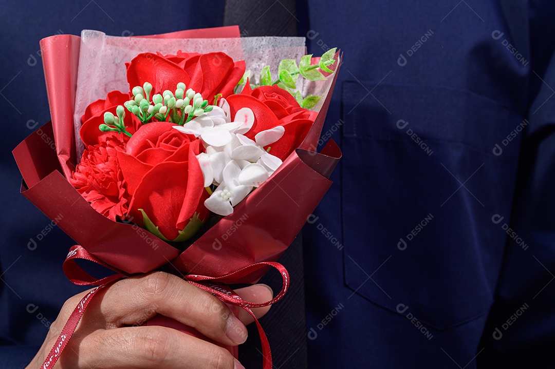 Homem segurando um buquê de rosas no dia dos namorados