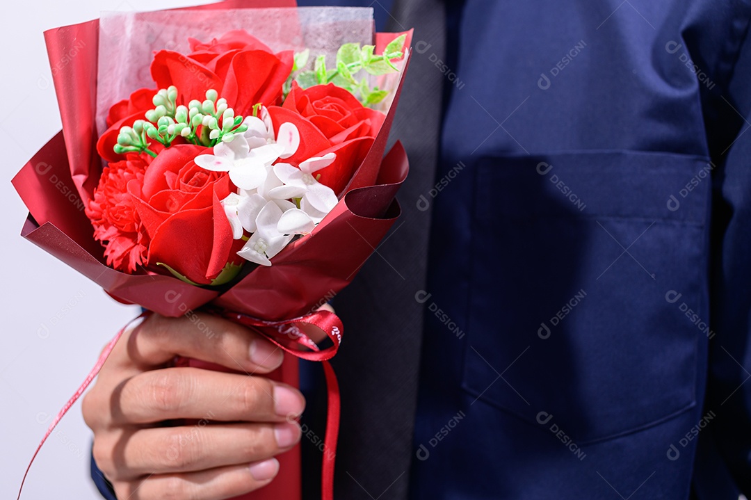 Homem segurando um buquê de rosas no dia dos namorados