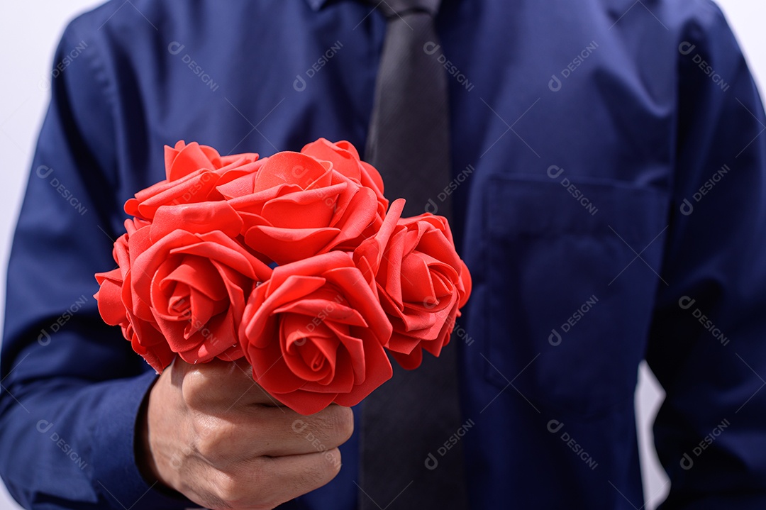 Homem seguram um buquê de rosas no dia dos namorados