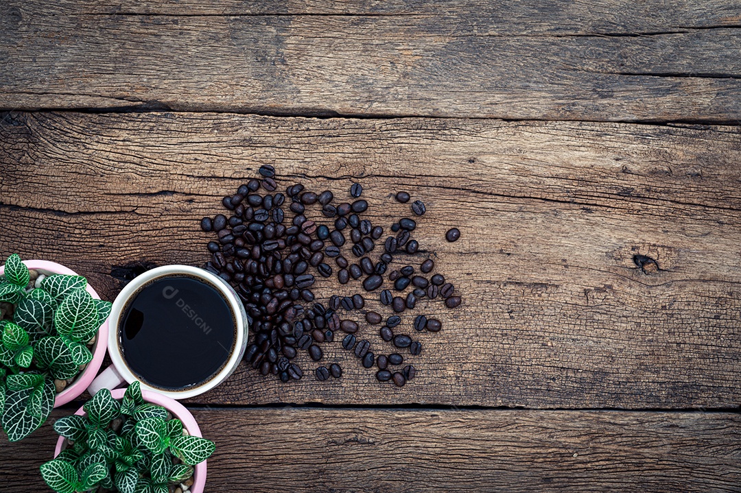 Mesa de trabalho, cadernos, artigos de papelaria e café estão acima da vista