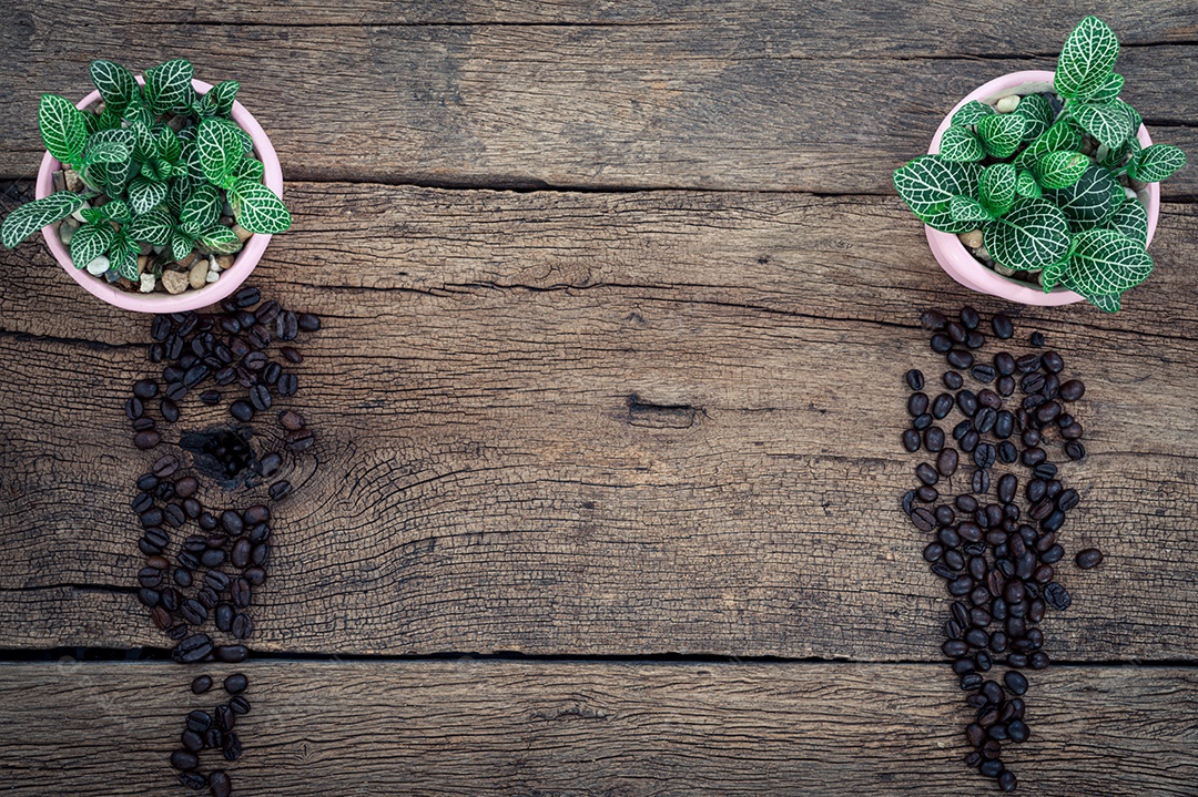 Grãos de café na vista superior da mesa