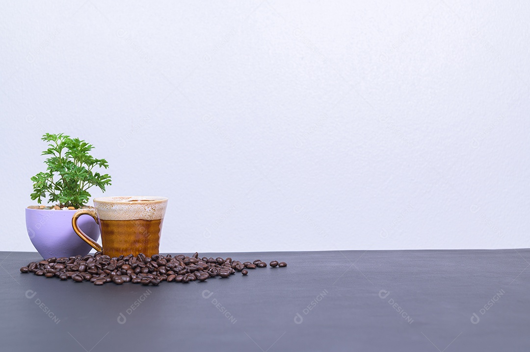 Canecas e os livros de café estão na mesa