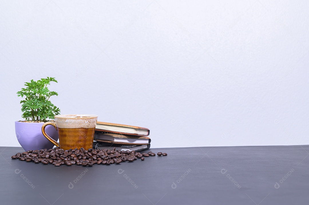 Canecas e os livros de café estão na mesa