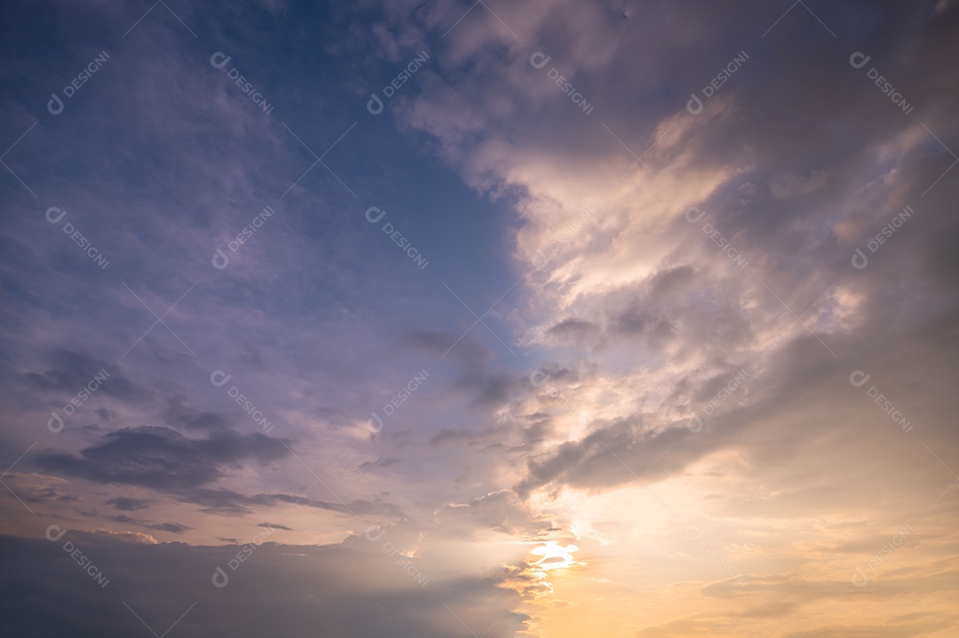 Céu e nuvens na hora do pôr do sol da noite