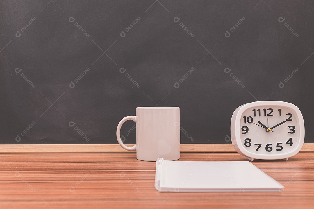 Canecas de café e relógios. Ideias de amor por café