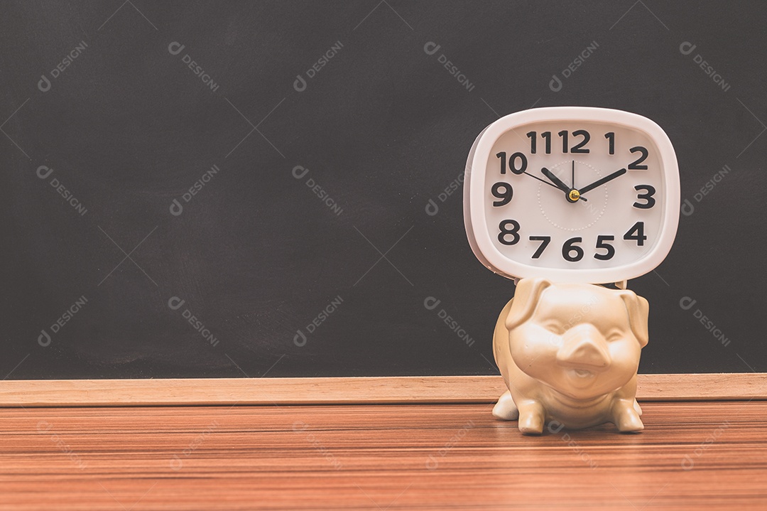 Relógio e conceito de dinheiro de poupança de porco