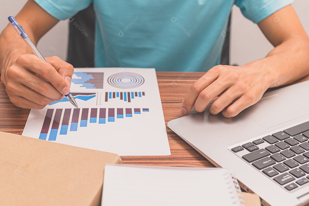 Pessoa visualizam gráficos de crescimento de negócios