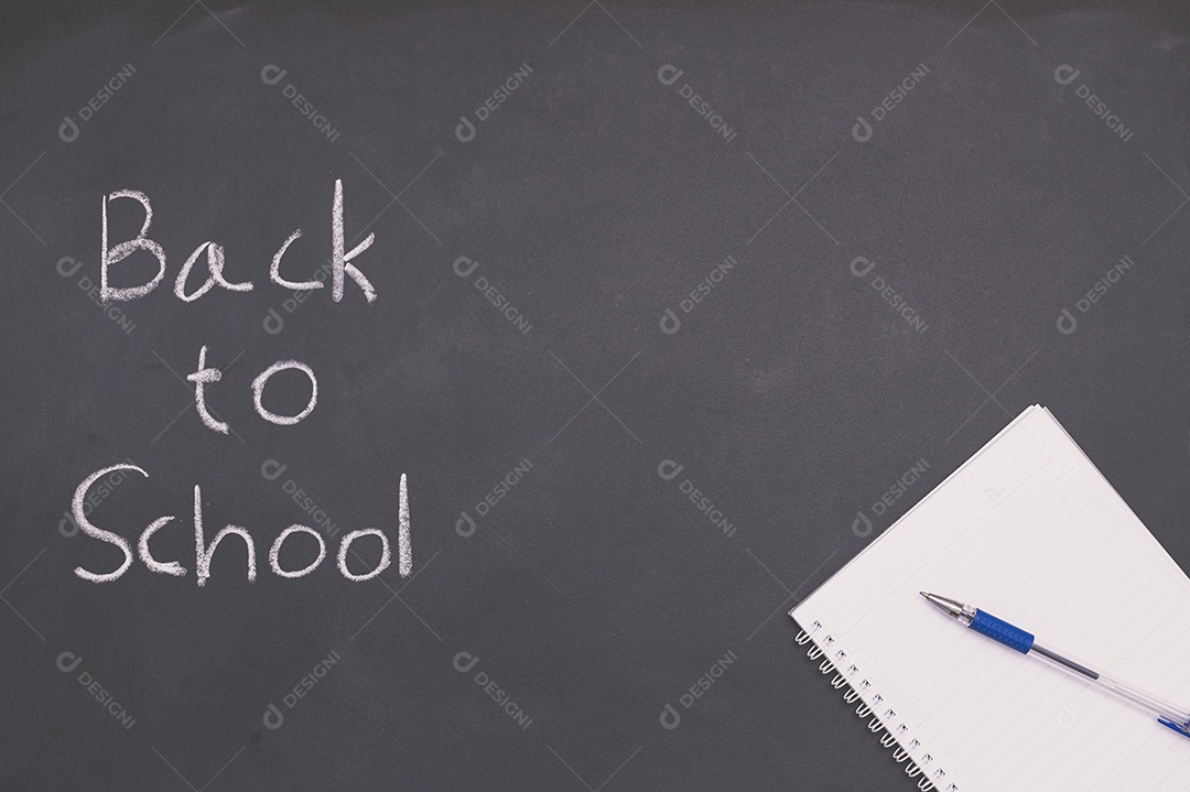 De volta ao livro de conceito de escola e educação no quadro-negro