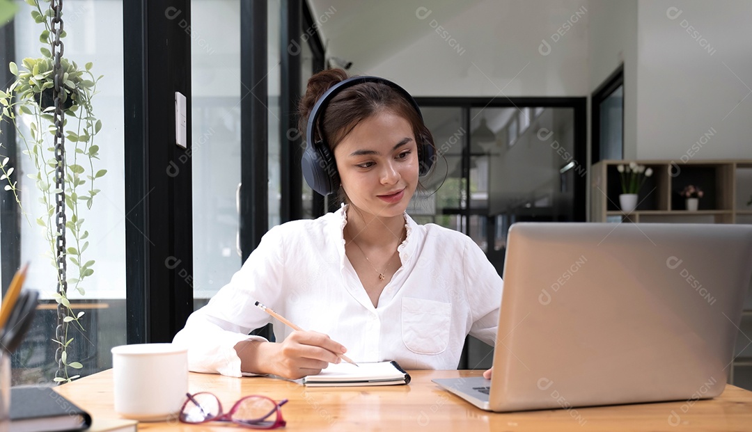 Mulher asiática escreve tradução de língua estrangeira