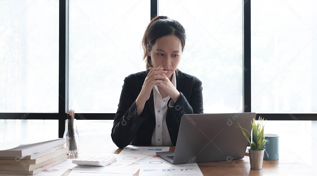 Mulher asiática que está cansada e pensando demais no trabalho