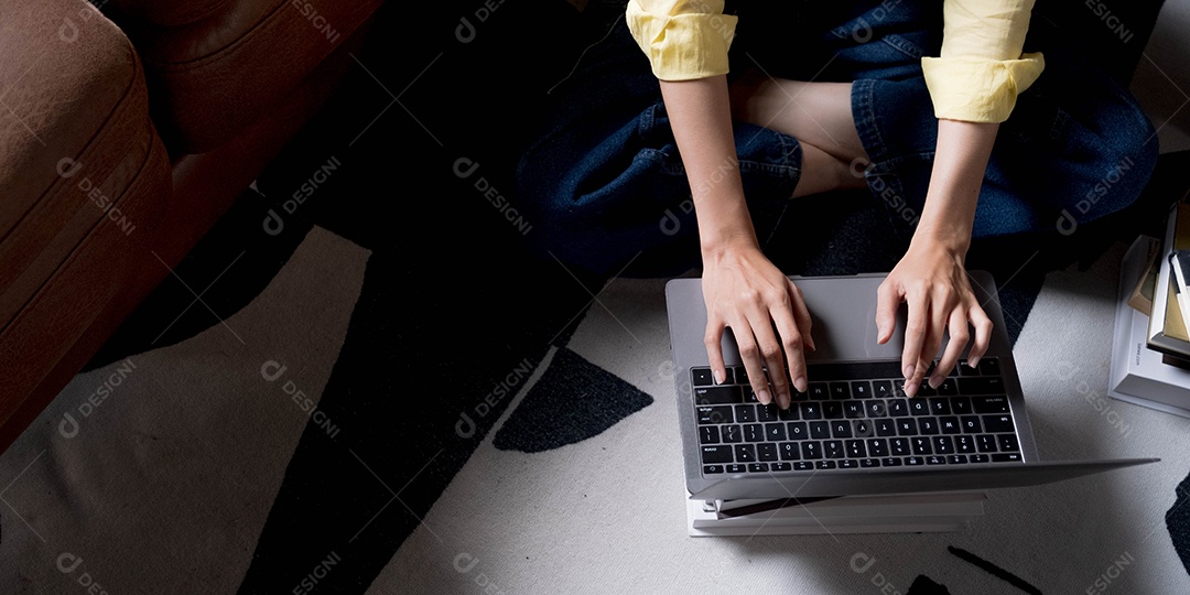 Jovem asiática usando laptop para digitação