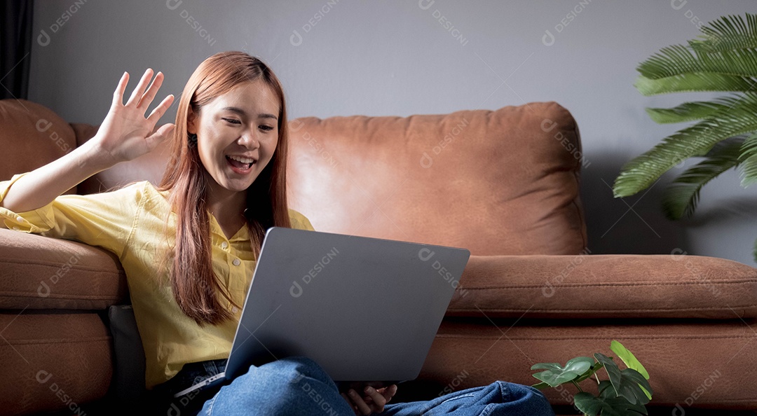 Bela jovem asiática usando laptop na videochamada