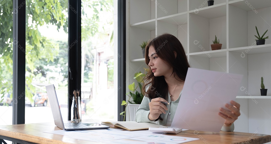Retrato de uma linda mulher asiática de negócios sorridente trabalhando em uma mesa de escritório
