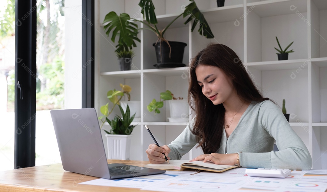 Retrato de uma bela mulher asiática de negócios sorridente trabalhando