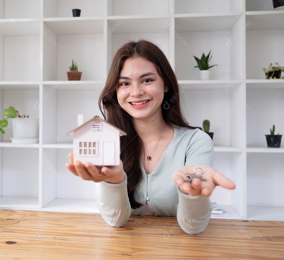 Modelo de casa e chave na mesa para finanças e conceito bancário.