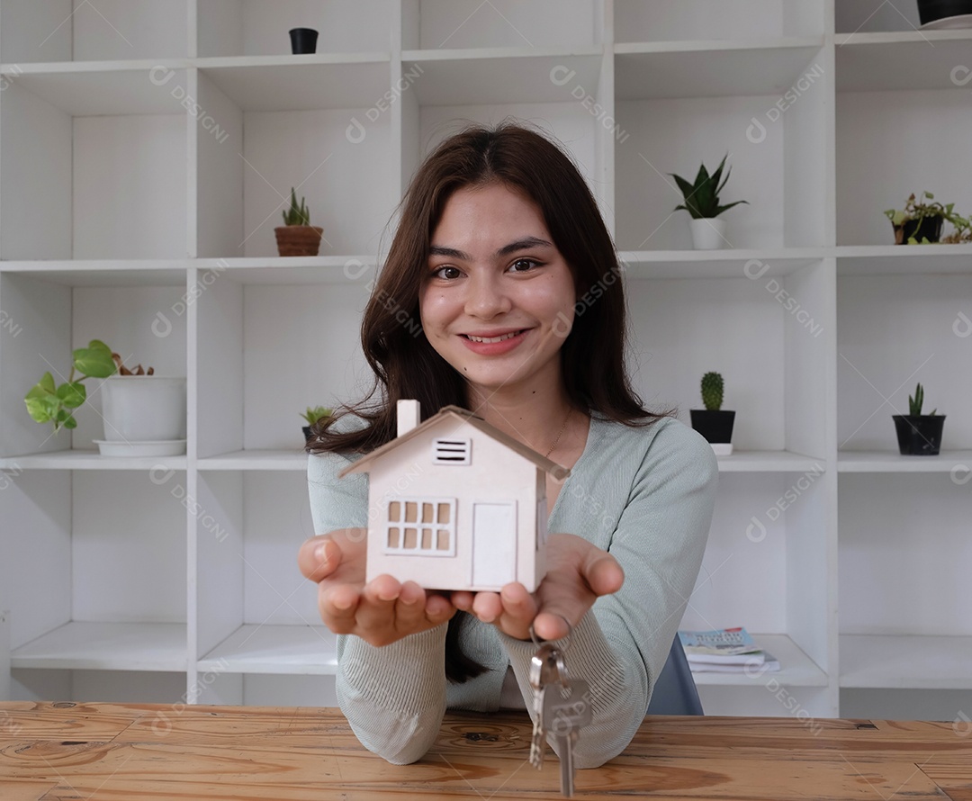 Modelo de casa e chave na mesa para finanças e conceito bancário.