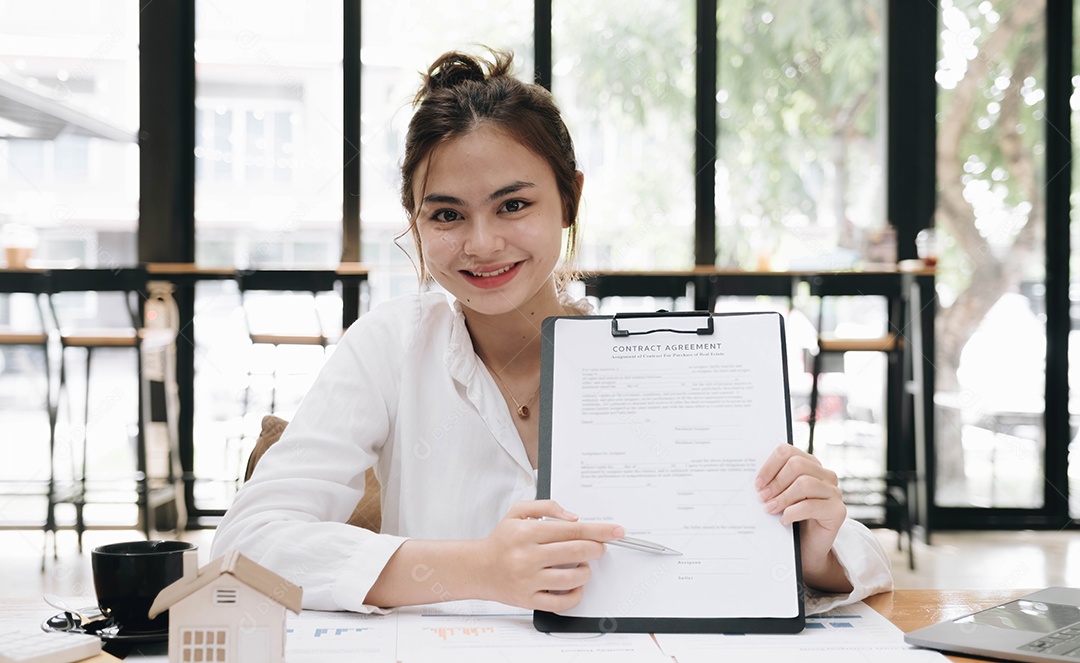 Agente imobiliário e contrato de assinatura de cliente para comprar casa