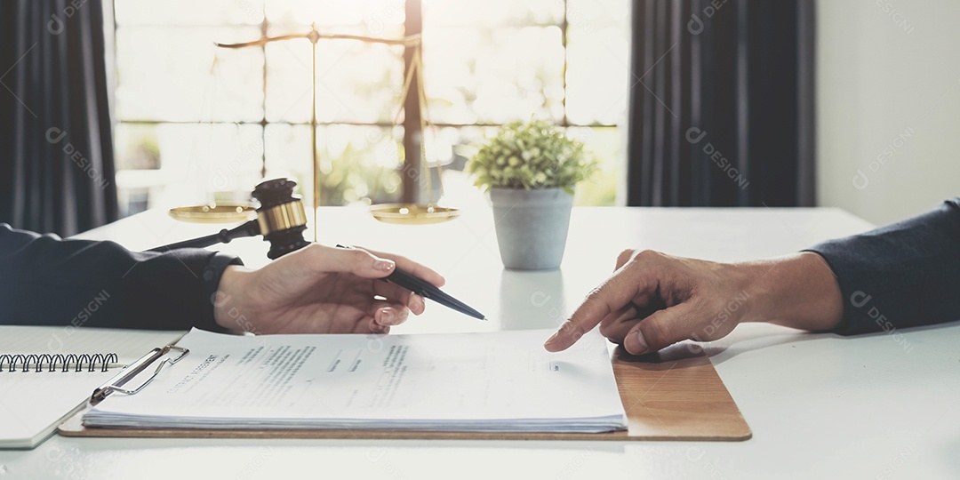 Empresários trabalhando juntos em reunião no escritório moderno