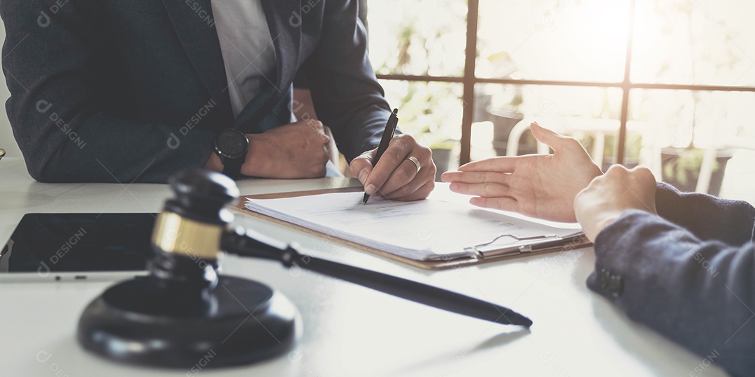 Trabalho em equipe de colegas advogados de negócios, consulta e conferência