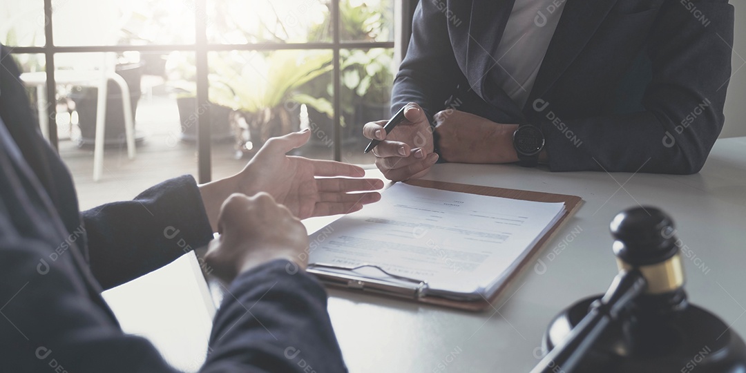 Trabalho em equipe de colegas advogados de negócios, consulta e conferência