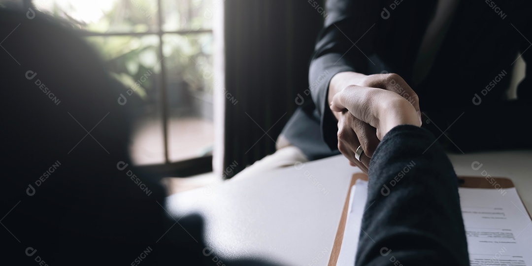 Mulheres de negócios advogadas apertando as mãos dos clientes