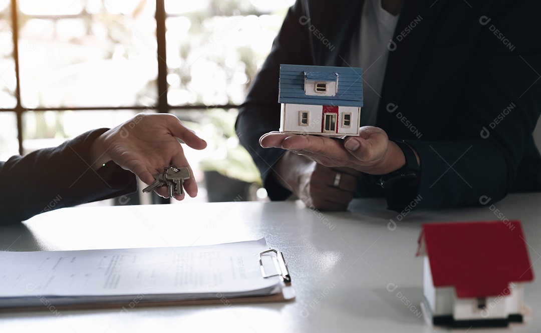 Compra de imóveis e conceito de contrato. Agentes imobiliários