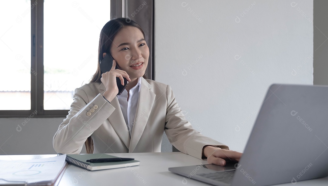 Jovem empresária asiática linda encantadora sorrindo e conversando