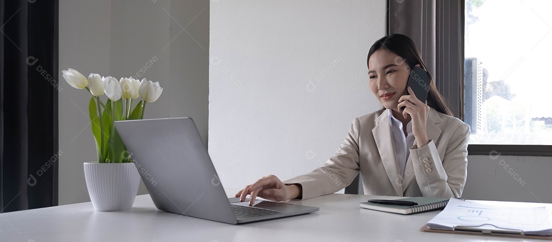 Jovem empresária asiática linda encantadora sorrindo e conversando