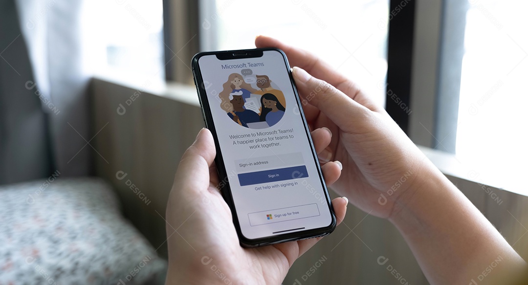 Um funcionário trabalhando em casa está baixando a plataforma social Microsoft Teams