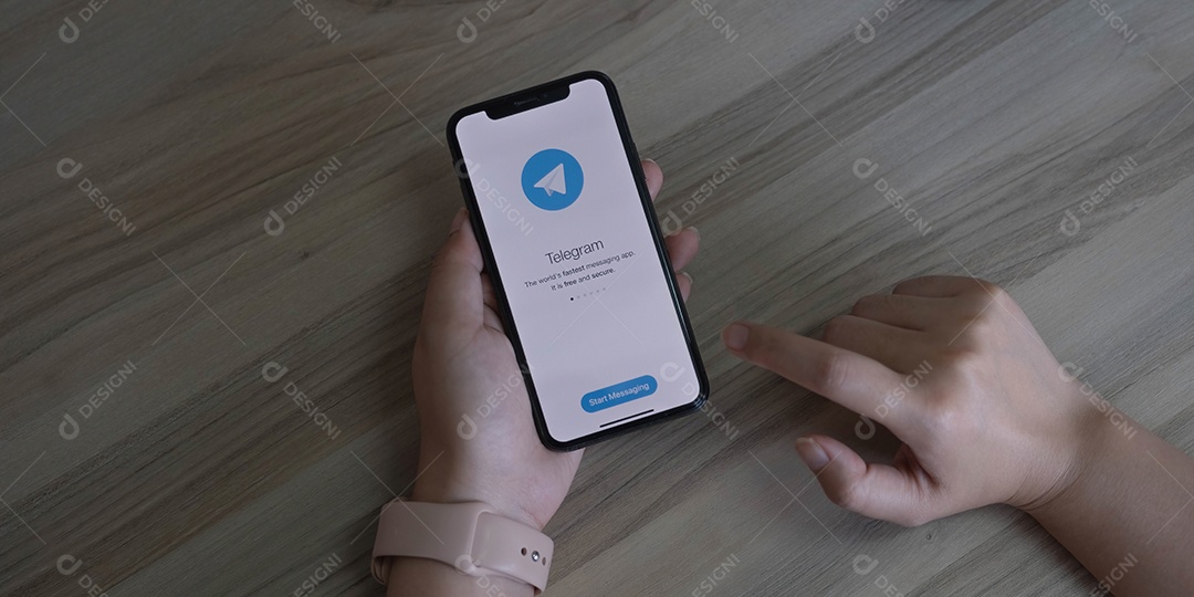 Ícone do aplicativo Telegram no close-up da tela do Apple iPhone Xs.