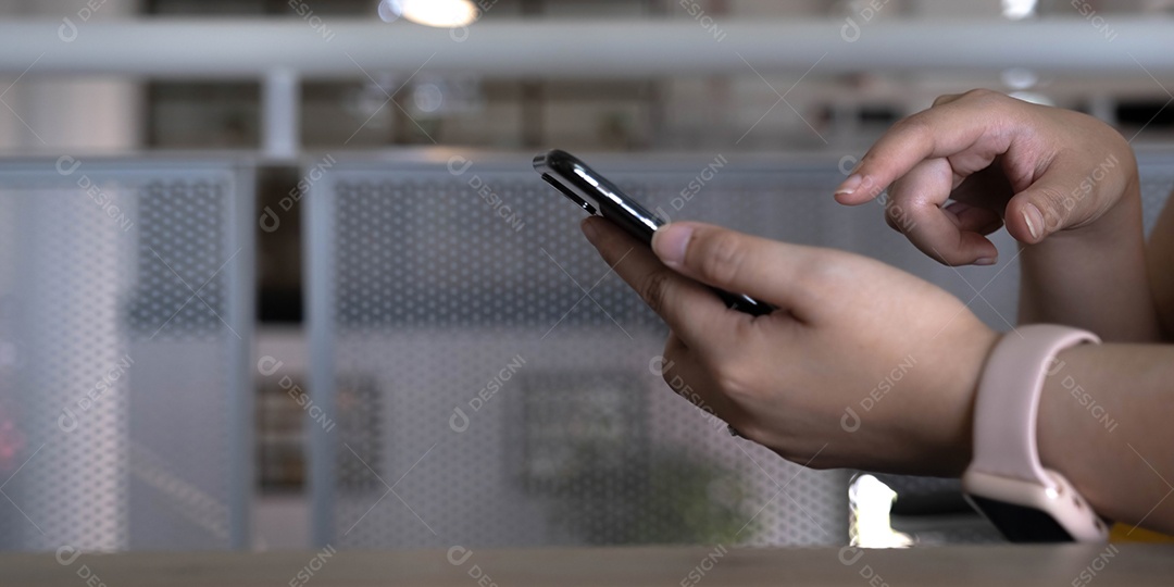 Mão de uma mulher usando smartphone