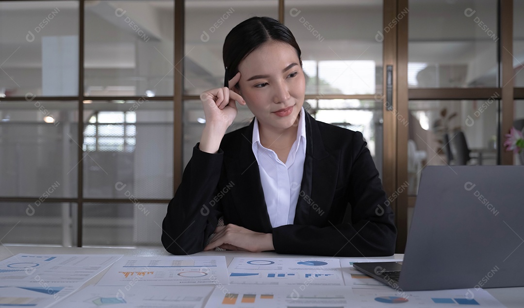 Retrato de uma linda empresária asiática sorridente