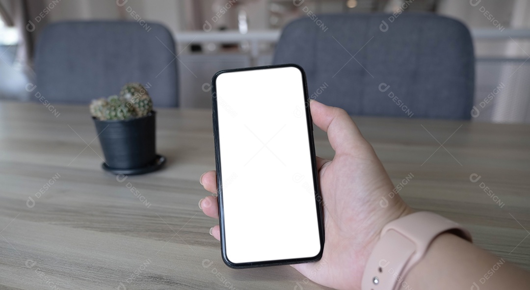 Vista recortada das mãos do homem segurando um telefone inteligente