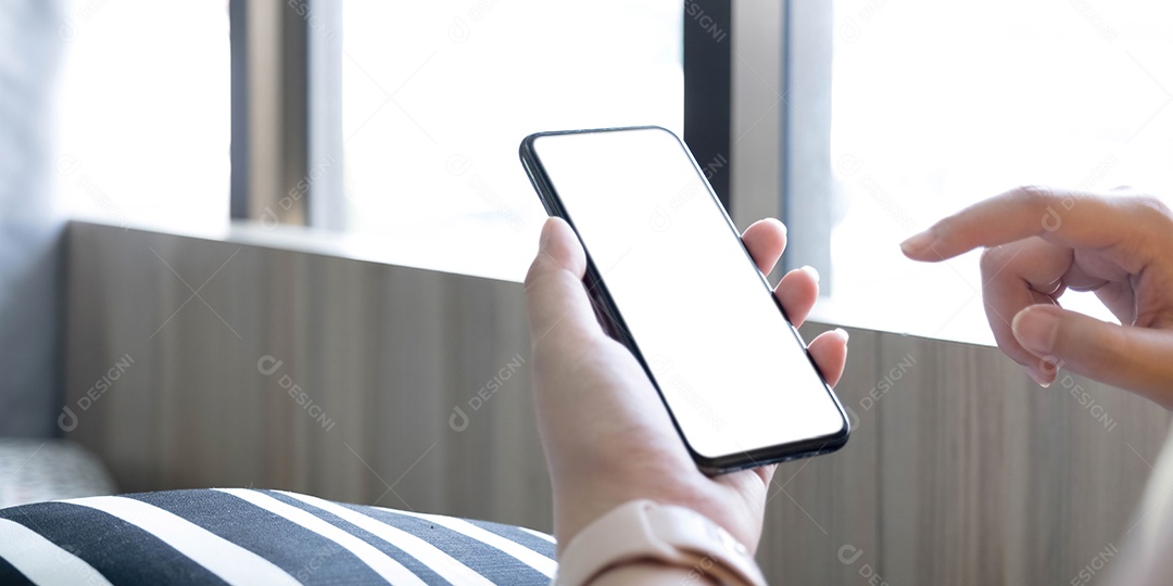 Vista recortada das mãos do homem segurando um telefone inteligente