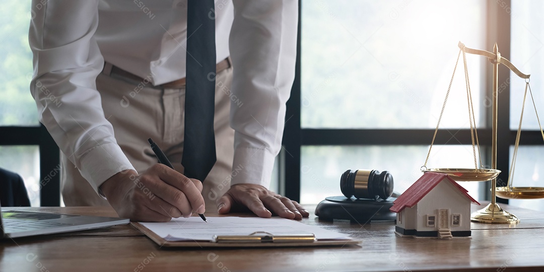 Empresário advogado trabalhando ou lendo o livro de leis no escritório
