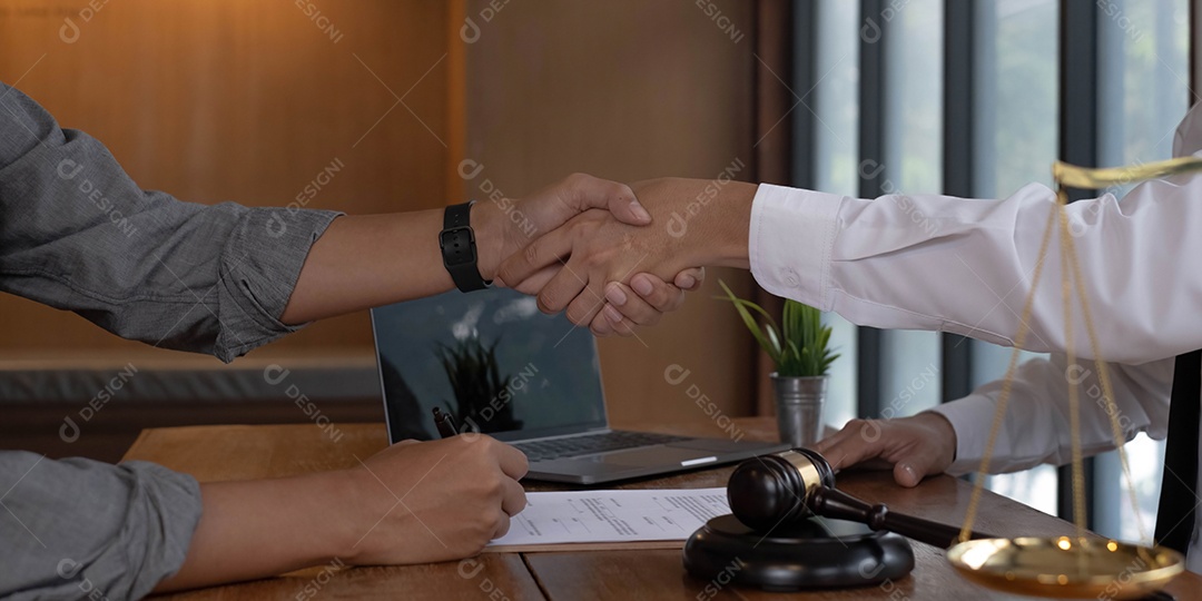 Empresário apertando as mãos para fechar um acordo com seu advogado parceiro