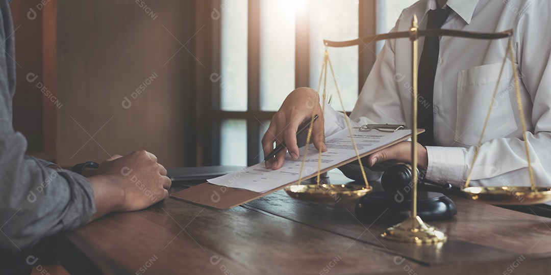 Martelo de juiz com advogados de Justiça tendo conceitos de lei