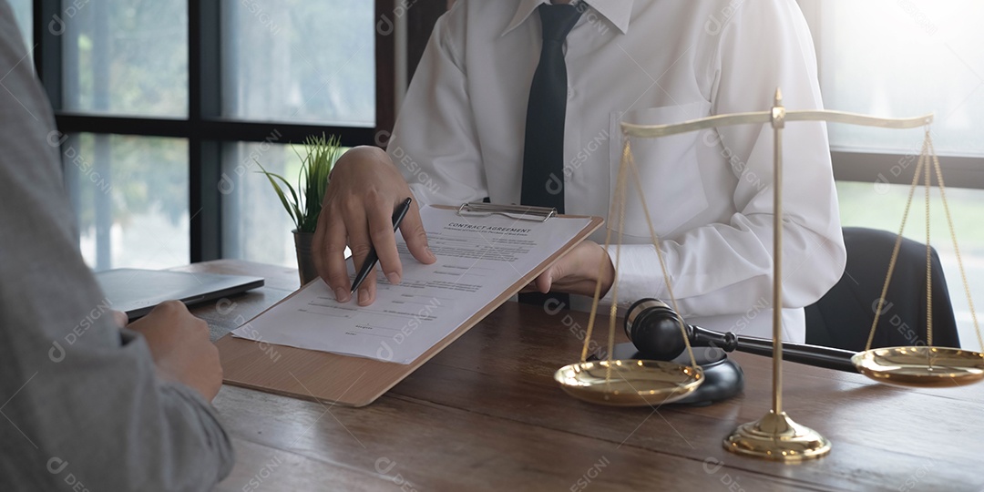 Advogado masculino à mesa no escritório, foco na balança da justiça