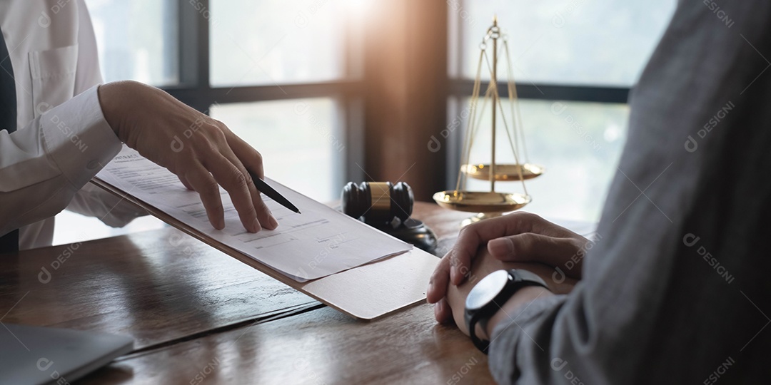 Martelo de juiz com advogados da Justiça tendo reunião de equipe em escritório de advocacia