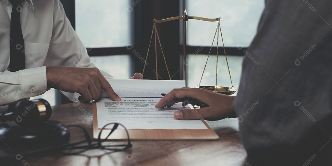 Negócios e advogados discutindo documentos contratuais