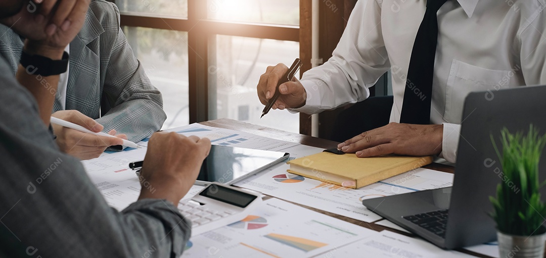 Grupo de executivos de brainstorming, analisando e planejando