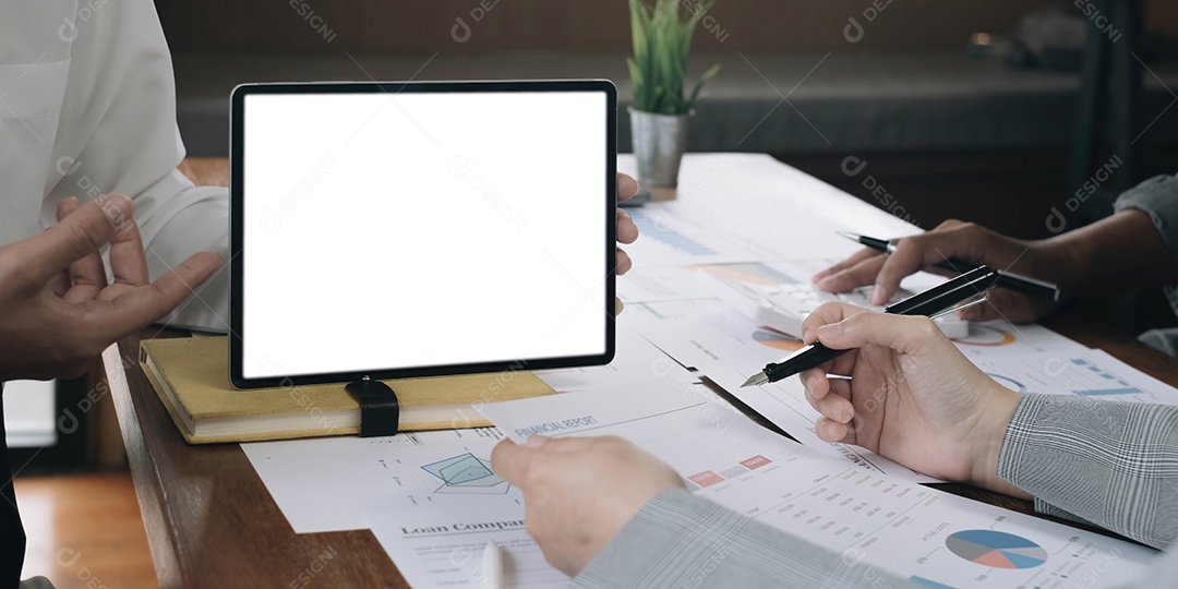 Análise de trabalho da equipe de negócios junto com a tela branca em branco do tablet colocada no escritório.