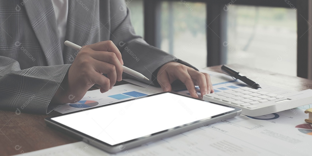 Retrato com empresária asiática usa caneta stylus para escrever no tablet