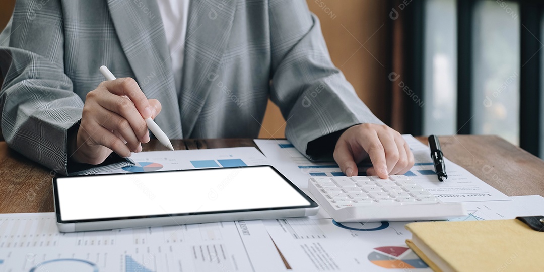 Retrato com empresária asiática usa caneta stylus para escrever no tablet