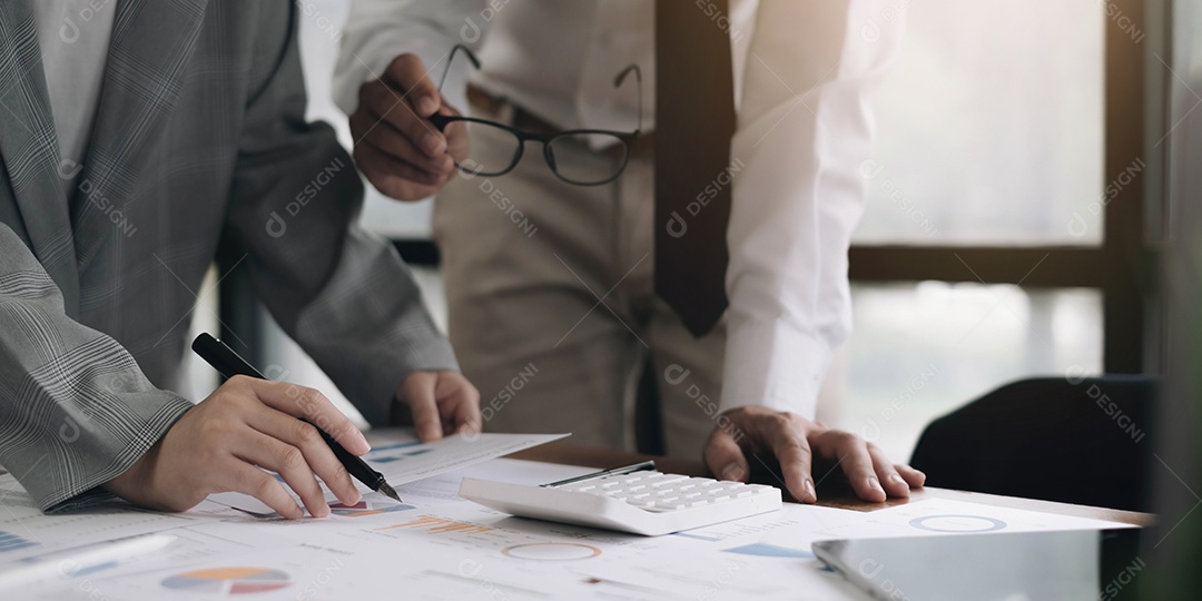 Encontro de consultores de negócios asiáticos para analisar e discutir a situação