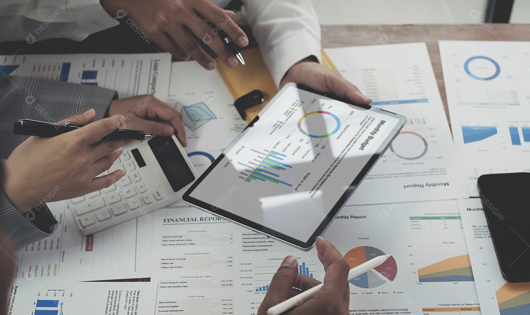 Encontro de consultores de negócios asiáticos para analisar e discutir a situação